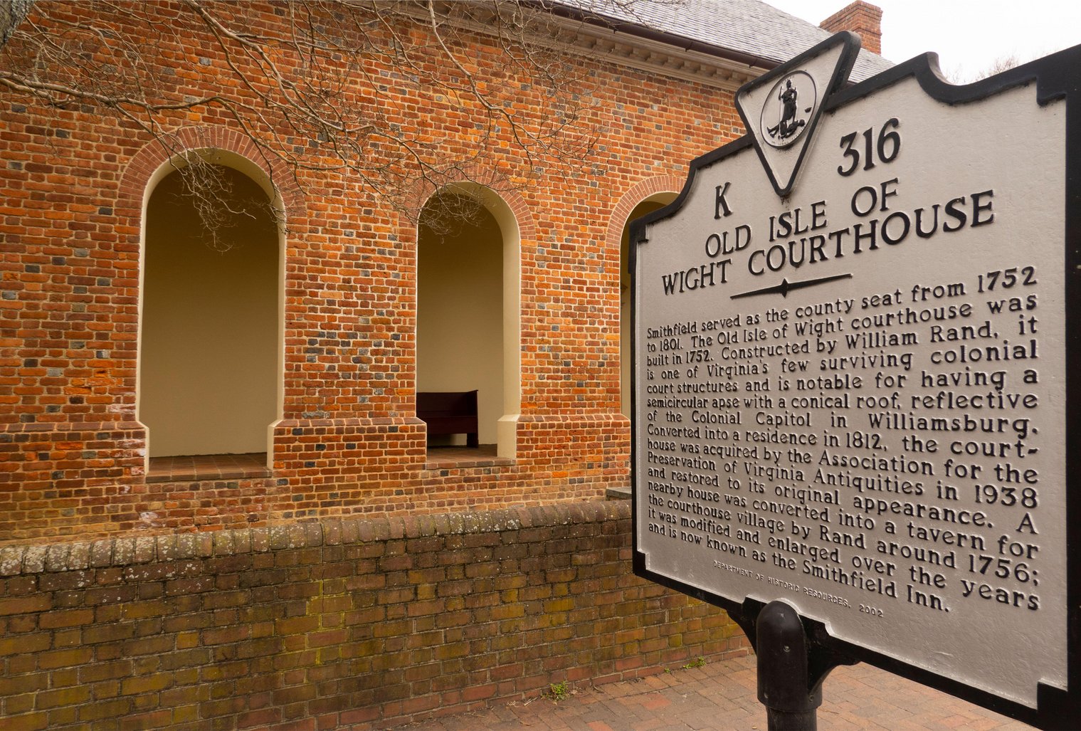 old isle of Wight courthouse building in Smithfield Virginia